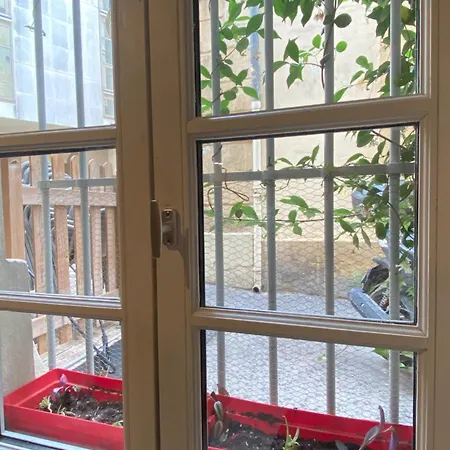 Charmant Studio Ecusson Centre Historique Апартаменты *