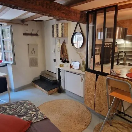 Charmant Studio Ecusson Centre Historique Апартаменты *